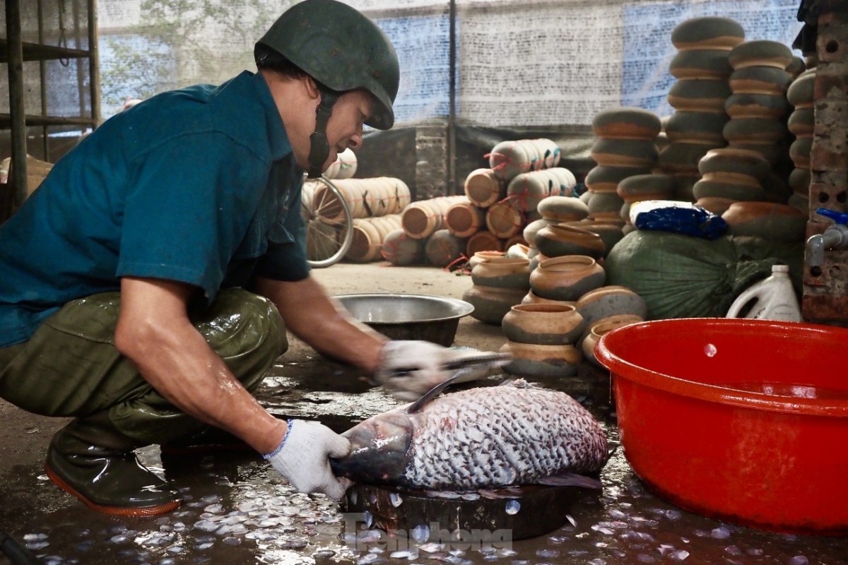 The dish is prepared by Cá Trắm or black carp fish weighing around four to eight kg.