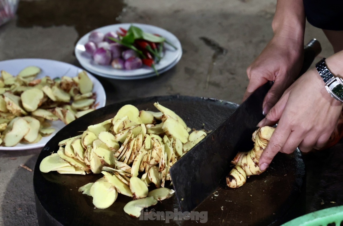 A layer of minced galangal is placed at the bottom of the pot in order to prevent the fish from getting burned and to create a distinctive flavors.