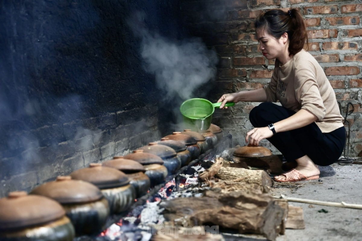 Once the fish is boiled, the cook then adds lime juice and a caramelised sauce.