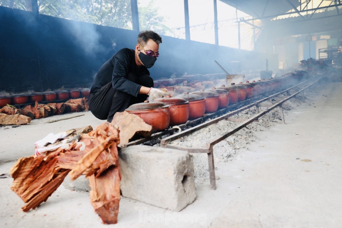 The workers have to look after the fish pots covered in smoke for many hours, which can make their eyes sore and uncomfortable.