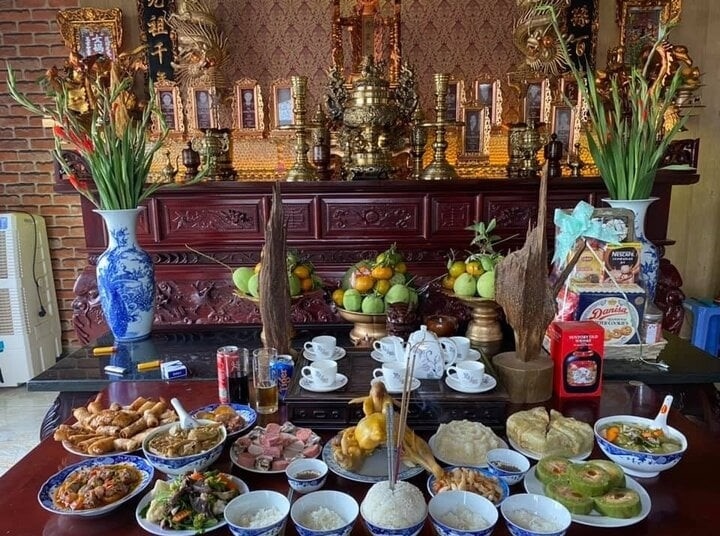 Lễ cúng tất niên thường là để mời ông bà, tổ tiên và những người đã khuất trong gia tộc về ăn tết. (Ảnh: VnFinance)