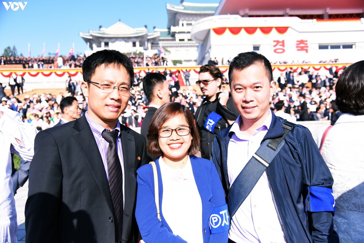 Phóng viên Hùng Cường (thứ 1 từ phải sang) và phóng viên VOV1 cùng người hướng dẫn trên quảng trường Kim Nhật Thành.