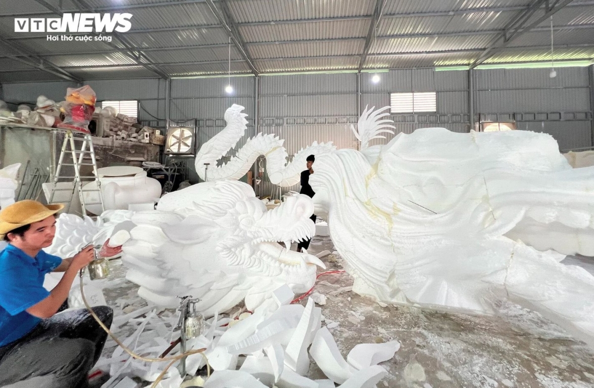 Around 100 workers in a factory spanning a total of 2,500 square metres in Thu Duc City of Ho Chi Minh City are busy molding dragon mascots to meet the market demand for the upcoming Lunar New Year, which is the Year of the Dragon.