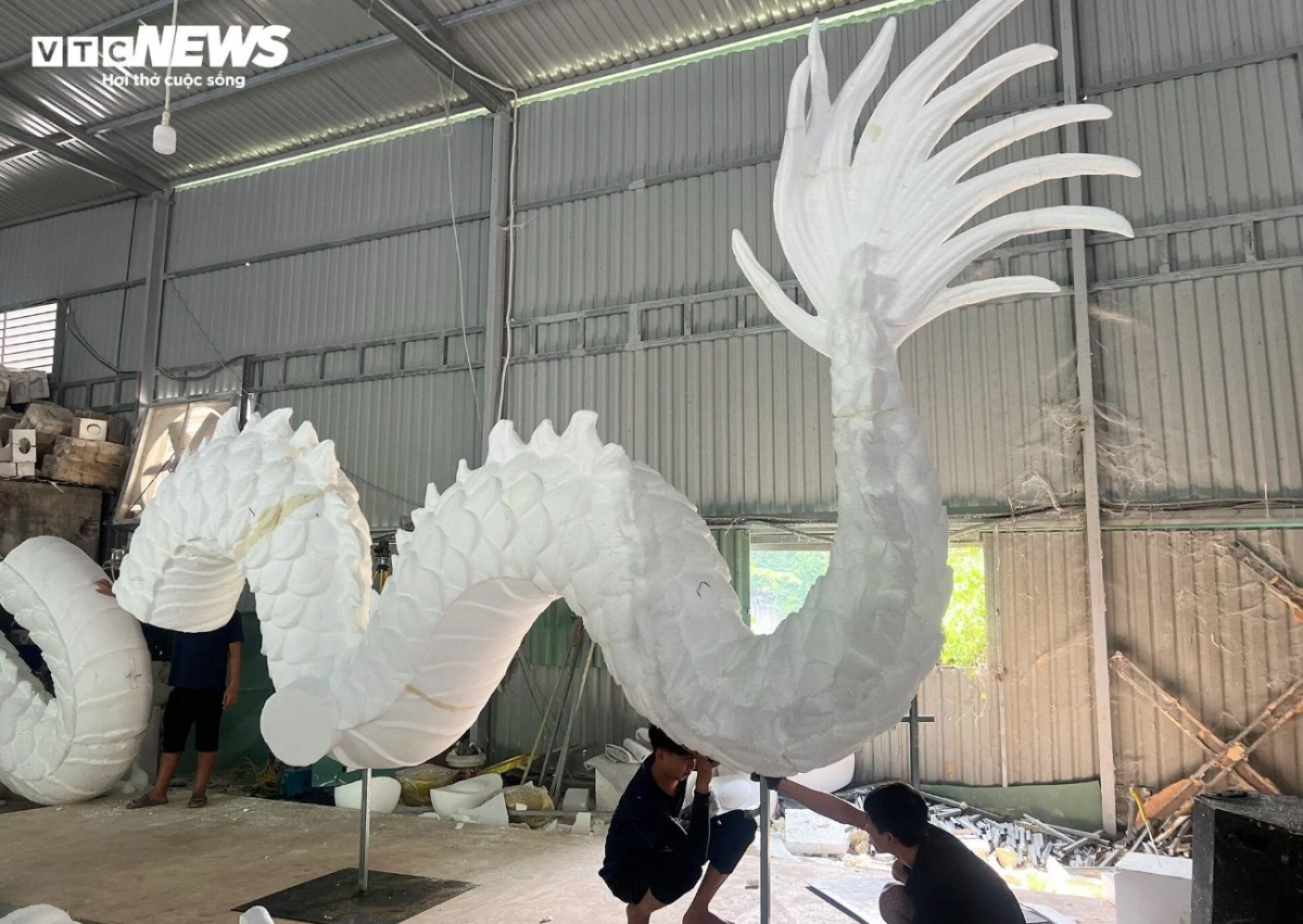 The dragon mascots have been meticulously molded and are ready to be baked into the finished product.