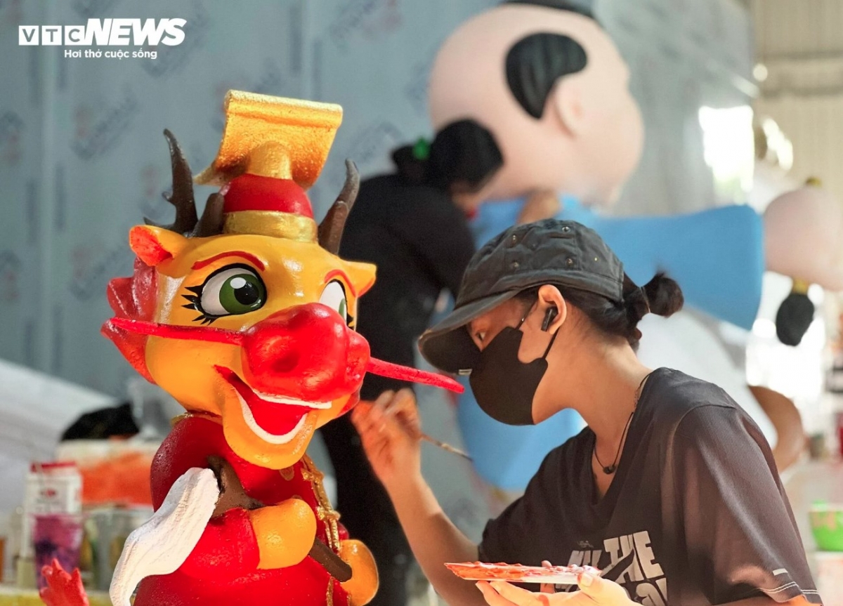 Artisans meticulously create dragon figurines in order to meet the increase in orders as Tet draws near.