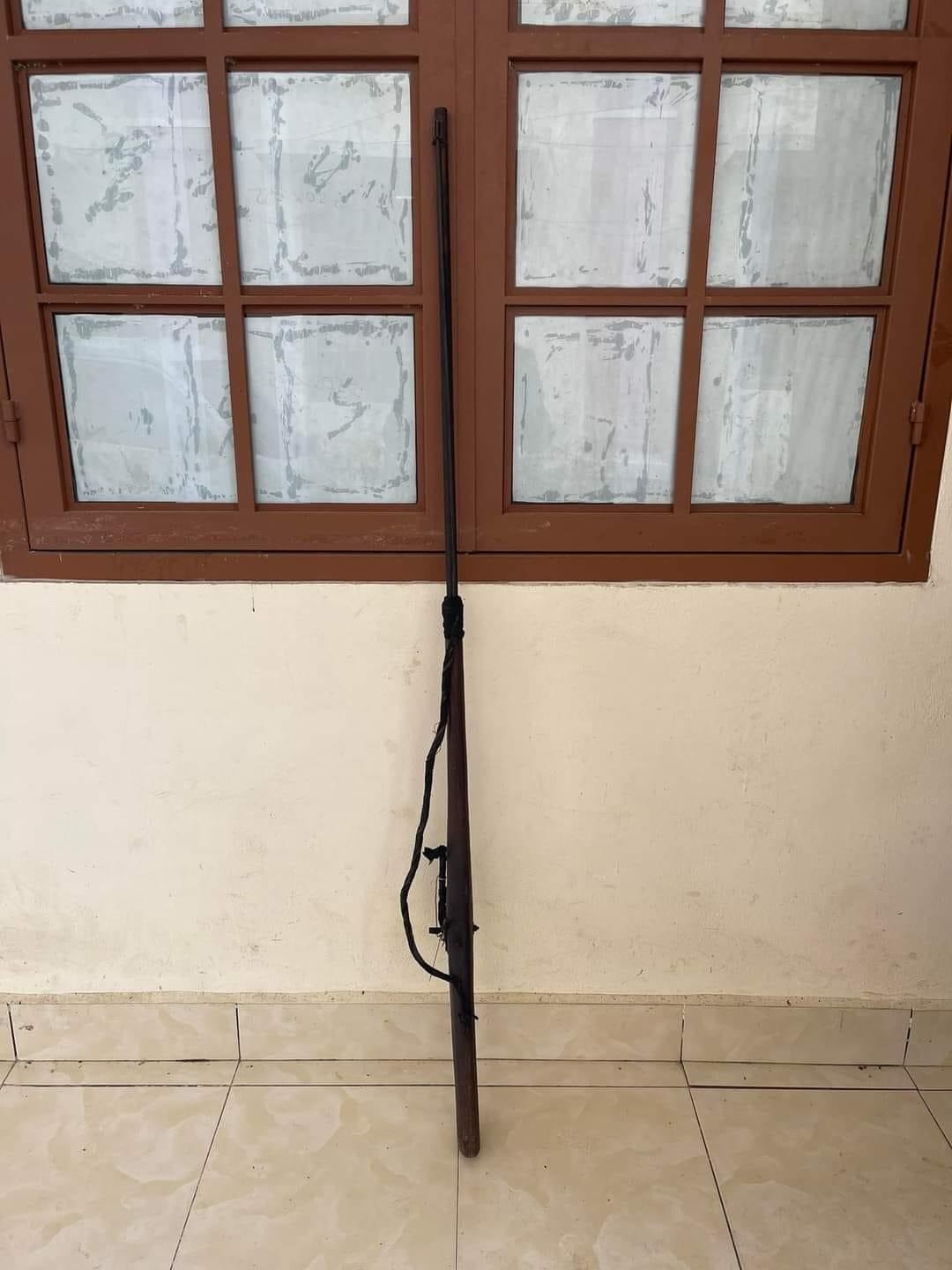 Súng chế của người dân dùng để săn bắn được Công an xã Trương Lương, huyện Hòa An, Cao Bằng thu giữ.