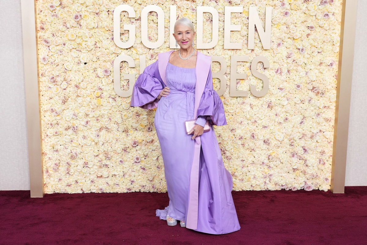 Helen Mirren trông thật vương giả trong chiếc váy Dolce &amp; Gabbana màu hoa oải hương và áo khoác opera tay phồng quá khổ, đế bạc của Sole Bliss và trang sức Harry Winston.
