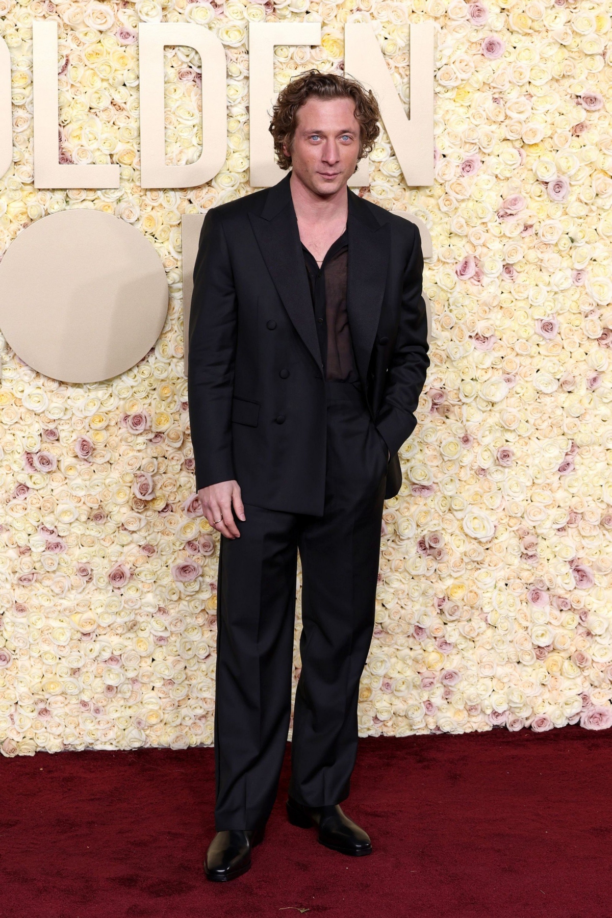Nam diễn viên “The Bear” Jeremy Allen White mặc bộ tuxedo Calvin Klein màu đen.