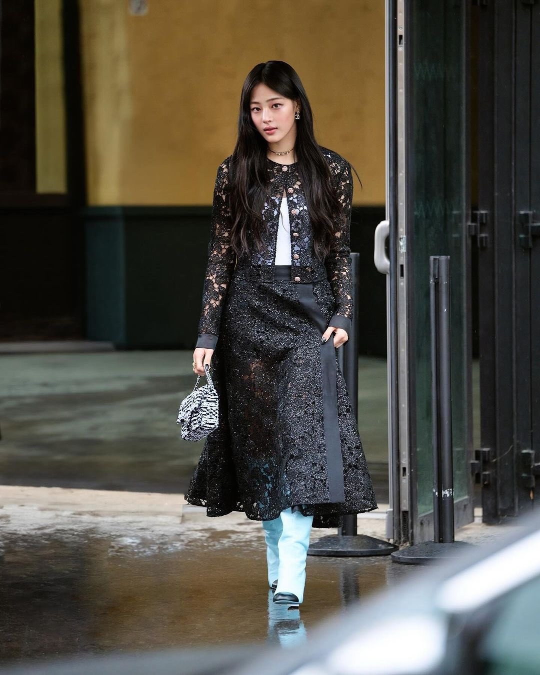 Minji NewJeans xuất hiện tại sự kiện trong set đồ ren kết hợp cùng boots xanh dương đến từ BST Xuân Hè 2024.