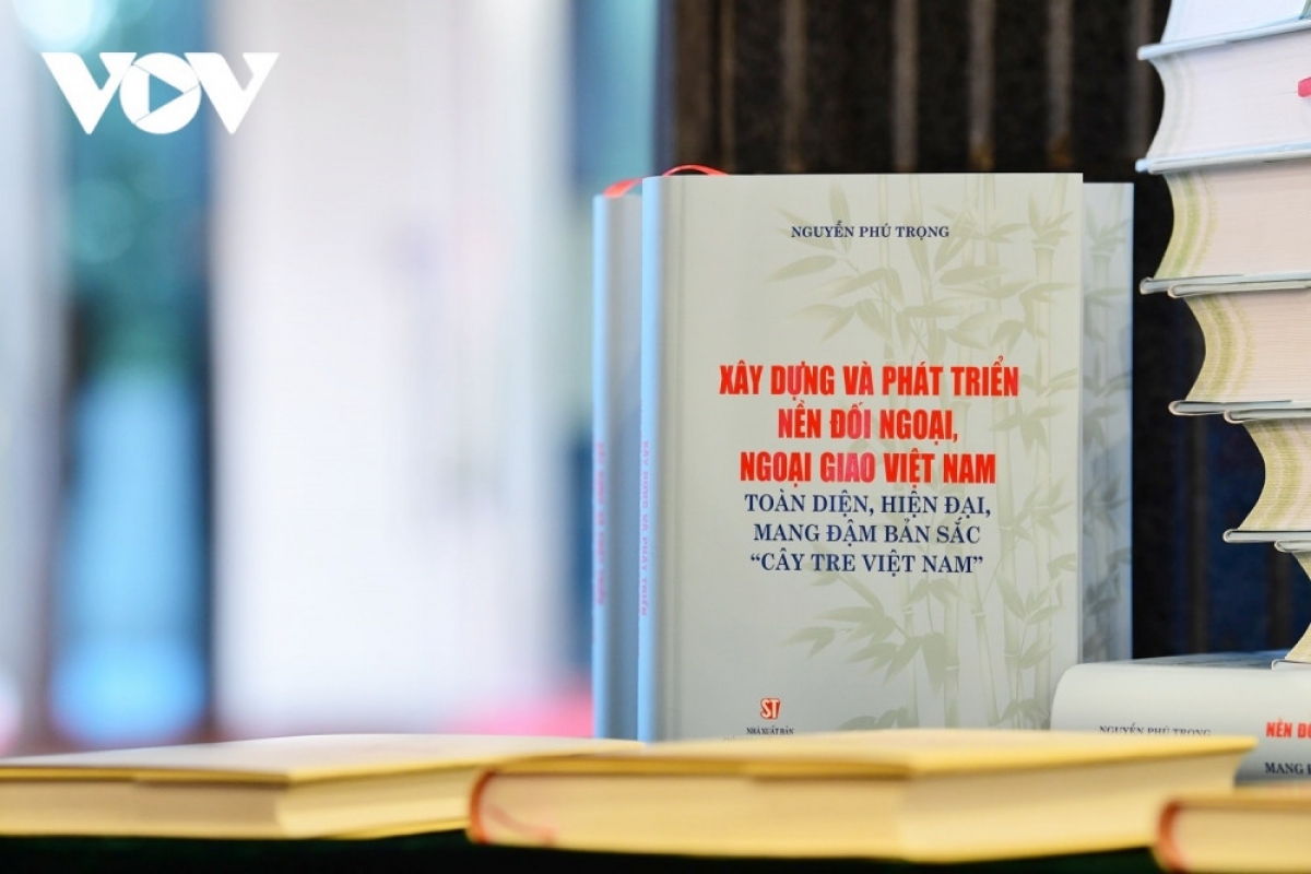 Cuốn sách "Xây dựng và phát triển nền đối ngoại, ngoại giao Việt Nam toàn diện, hiện đại, mang đậm bản sắc “cây tre Việt Nam” của Tổng Bí thư Nguyễn Phú Trọng. (Ảnh: Trọng Phú)