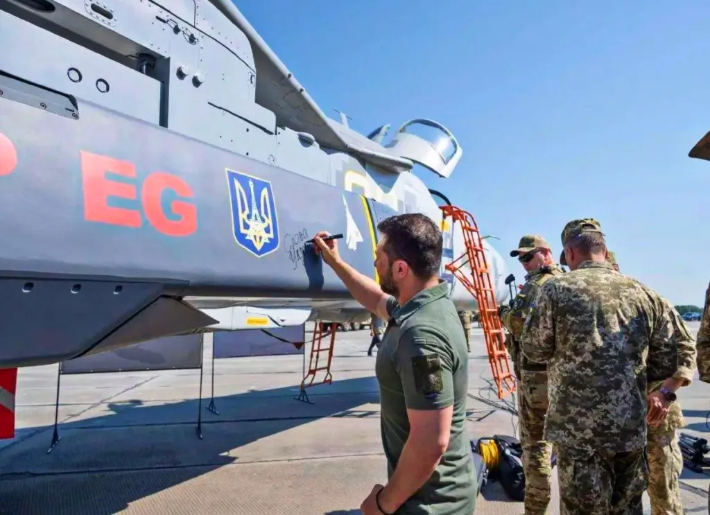 Tổng thống Ukraine ký tên lên tên lửa hành trình SCALP do Pháp viện trợ. Nguồn: Văn phòng Tổng thống Ukraine