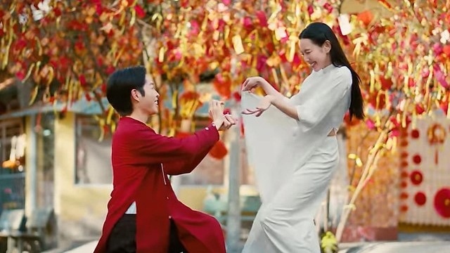 Trong các sản phẩm ra mắt dịp Valentine trước đó, Đức Phúc được ví von như “thần cupid" se duyên cho các cặp đôi nhưng đến Đi chùa cầu duyên, tình thế đã hoàn toàn đảo ngược. Sau chuỗi ngày dài tháng rộng nhập hội độc thân, lần này nam ca sĩ quyết tâm phải “thoát ế” bằng 1001 bí kíp cầu duyên. Tuy nhiên, điều gây bất ngờ cuối MV đó chính là sự xuất hiện của Hoa hậu Thùy Tiên. Khoảnh khắc Thùy Tiên trở thành cameo trong MV của Đức Phúc làm không ít khán giả thích thú. (Nguồn: VietNamNet)