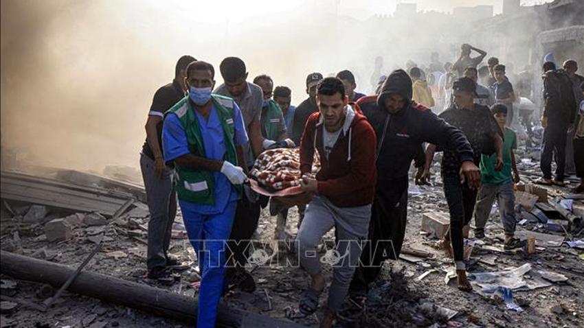 Người Palestine chuyển nạn nhân bị thương sau cuộc oanh kích của Israel xuống Dải Gaza -
Ảnh: AFP/TTXVN