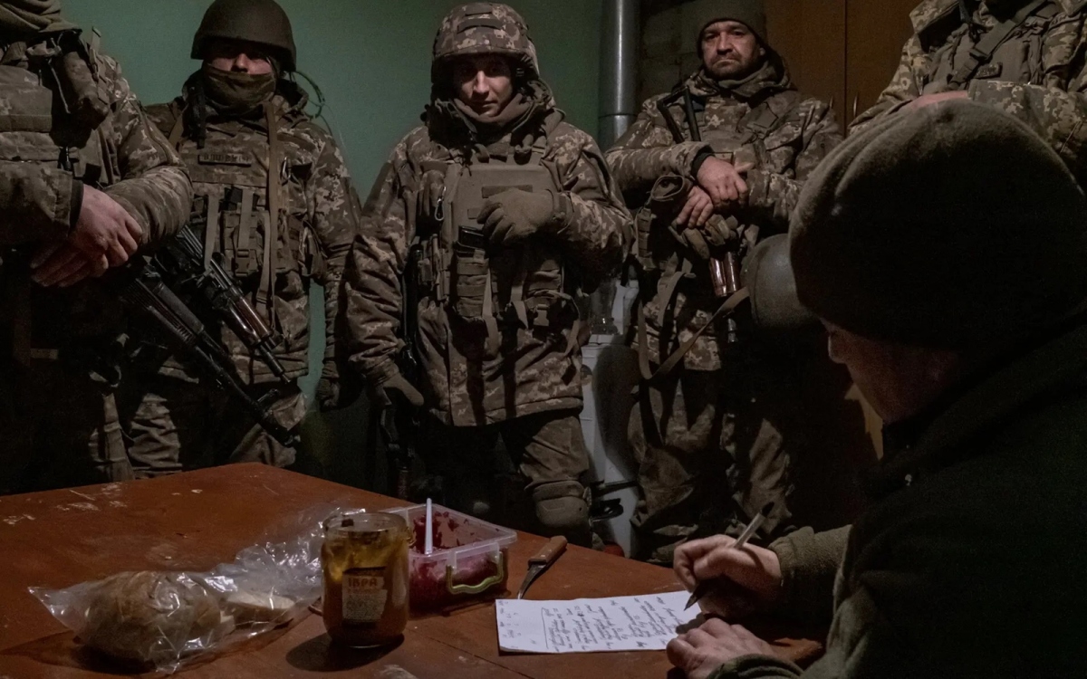 Binh lính lữ đoàn cơ giới độc lập 117 của Ukraine trao đổi trước khi ra chiến hào tại tỉnh Zaporizhzhia.