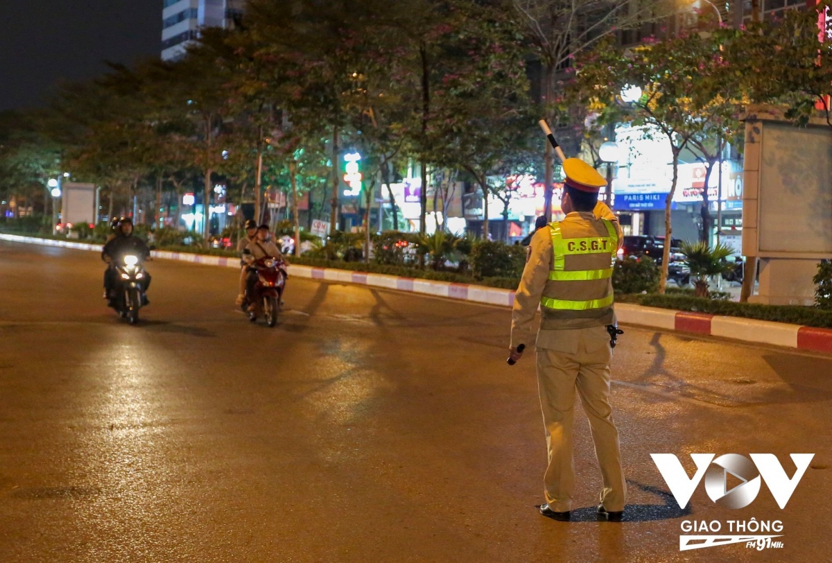 20h tại đường Nguyễn Phong Sắc (Cầu Giấy, Hà Nội), tổ công tác Y9/141, Công an TP. Hà Nội lập chốt làm nhiệm vụ kiểm soát ANTT, phòng chống đua xe trái phép; chống người thi hành công vụ; xử lý nghiêm các thanh thiếu niên điều khiển xe lạng lách, đánh võng gây rối trật tự công cộng, gây nguy hiểm cho người tham gia giao thông.
