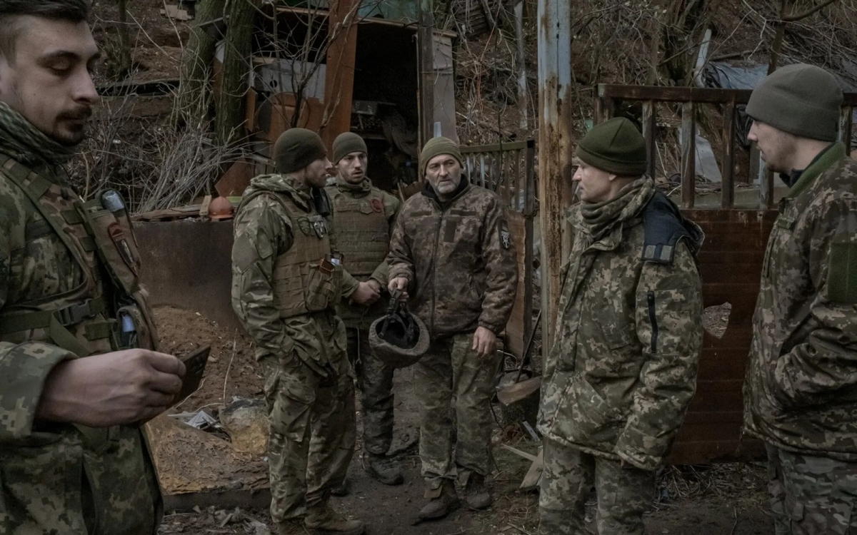 Các thành viên trong một khẩu đội pháo đợi chờ lệnh tác chiến.