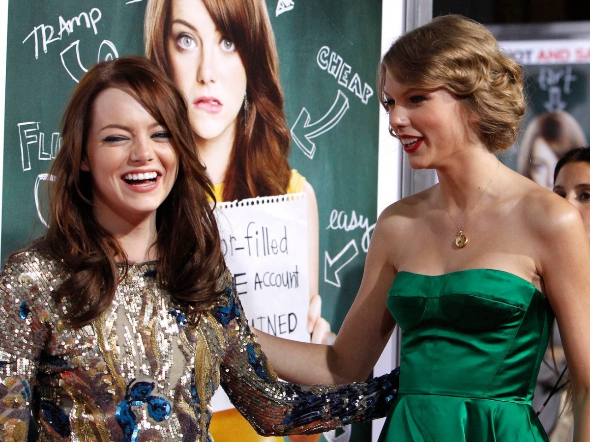 Emma Stone và Swift được cho là đã gặp nhau tại Lễ trao giải Young Hollywood năm 2008 và nhanh chóng trở thành bạn bè. Vào thời điểm đó, Stone đã tham gia bộ phim hài ăn khách Superbad (2007) và nhanh chóng lọt vào danh sách hạng A. 