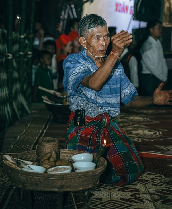 Đinh Xon người có uy tín được chọn làm chủ lễ