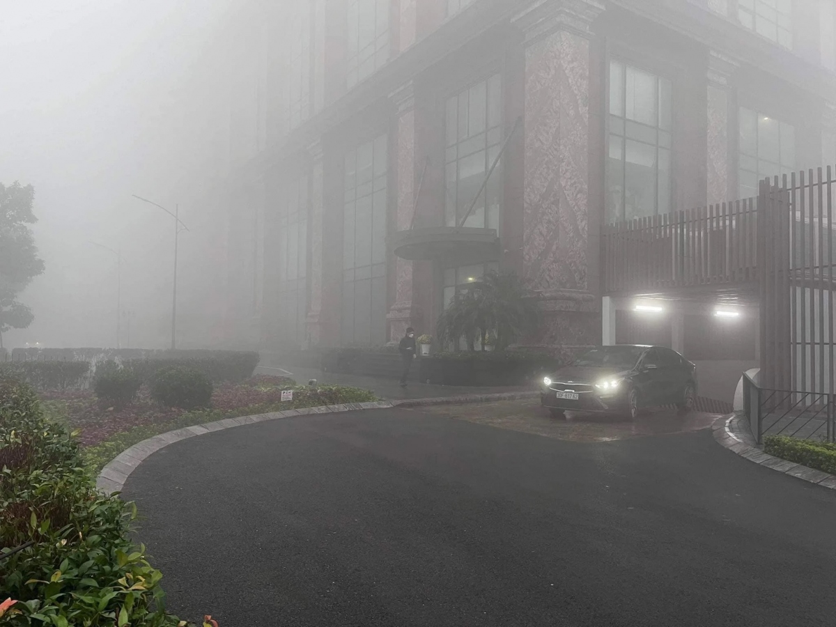 Không khí như đặc quánh, xe ô tô phải chạy chậm vì tầm nhìn chỉ 20m. (Ảnh: Vnews)