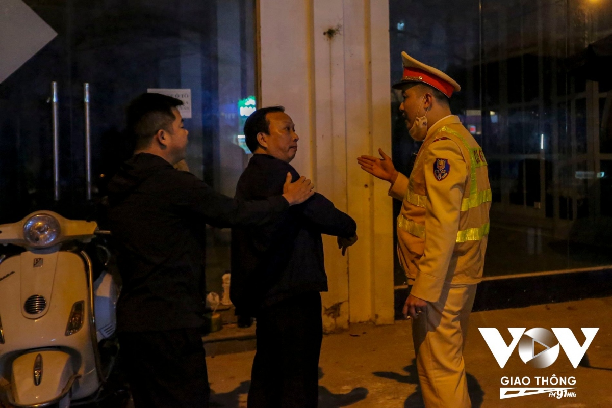 Tuy nhiên, trong quá trình làm việc, ông D liên tục có những hành vi và lời nói xúc phạm lực lượng chức năng, cùng với đó là không hợp tác, không chịu ký biên bản vi phạm. Tất cả hành vi của ông D đều được lực lượng chức năng ghi hình để làm bằng chứng và tư liệu phục vụ công tác xử lý vi phạm.