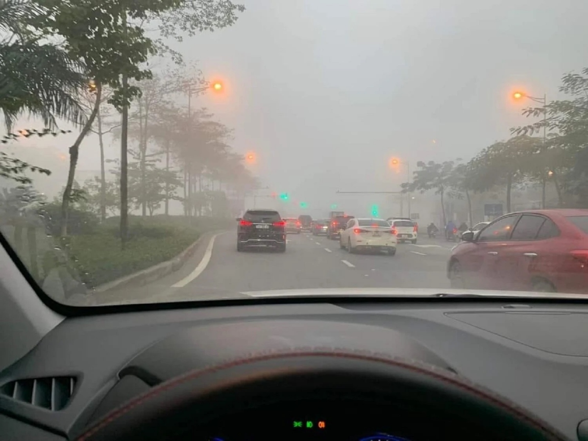 Từ đêm qua tới sáng sớm nay Hà Nội chìm trong lớp sương mù dày đặc, người đi đường phải đi thật chậm, thậm chí phải dừng lại để định hướng đi. (Ảnh: Otofun)