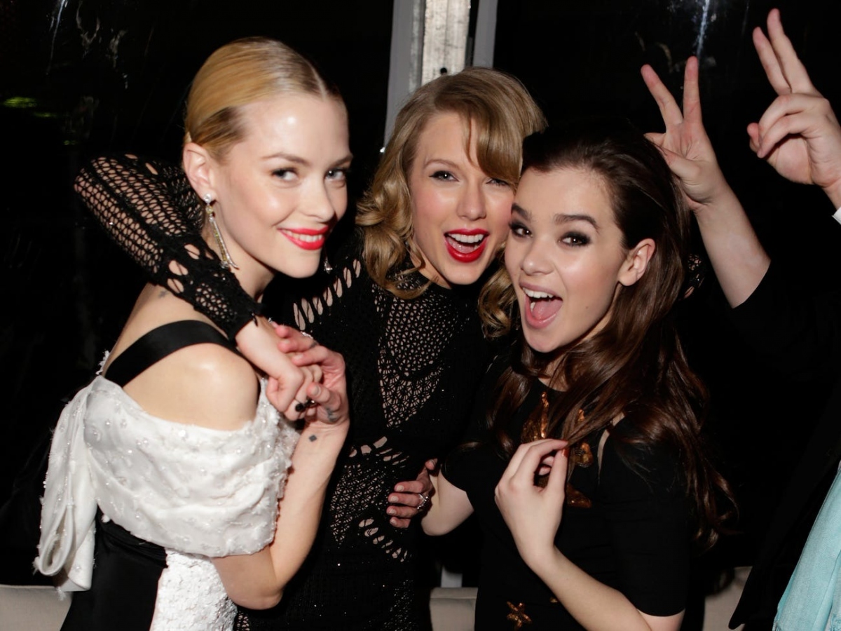 Jaime King đang tham gia bộ phim "Hart of Dixie" của The CW khi cô gặp Swift tại bữa tiệc Quả cầu vàng 2014 .
Năm 2015, chồng của King, Kyle Newman, đã đạo diễn video âm nhạc năm 2015 của Swift cho "Style".
Họ nhanh chóng trở thành bạn bè, thân thiết đến mức Swift được phong làm mẹ đỡ đầu cho con trai của King, Leo Thames vào năm 2016. 