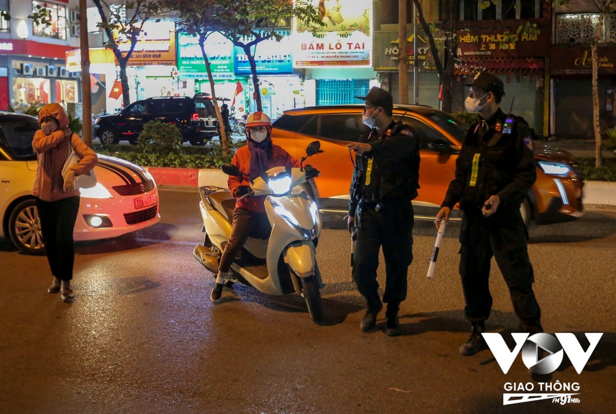 Vừa qua, Công an TP. Hà Nội đã tổ chức 14 tổ công tác 141 và 22 đội công tác thành lập các tổ kiểm tra, cùng với công an các quận/huyện vào cuộc kiểm tra các vi phạm nồng độ cồn. Lực lượng chức năng cũng sẽ thực hiện nghiêm ý kiến chỉ đạo của Bộ Công an và Công an TP. Hà Nội về việc gửi thông báo của người vi phạm là Đảng viên đến các cơ quan, đơn vị công tác để tăng cường ý thức chấp hành và tăng cường sự vào cuộc, chỉ đạo và xử lý kỉ luật đối với đảng viên không chấp hành, không nêu gương…