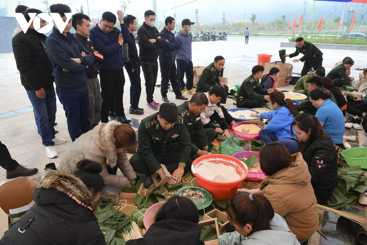 ... Để rồi, quân và dân cùng tiếp tục đoàn kết, chung sức chung lòng thực hiện tốt nhiệm vụ quản lý, bảo vệ chủ quyền biên giới quốc gia, nhất là trong mỗi dịp Tết đến, xuân về.