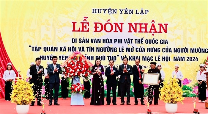 Trao chứng nhận Di sản văn hoá phi vật thể quốc gia “Tập quán xã hội và tín ngưỡng lễ mở cửa rừng của người Mường huyện Yên Lập”