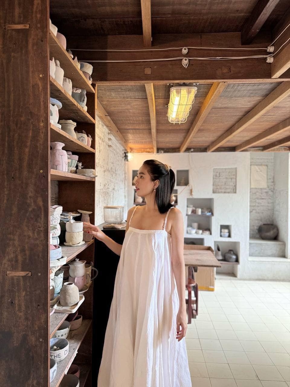 Sau 3 tháng tạm giam, Ngọc Trinh được tòa tuyên án treo, trở về nhà đón tết cùng gia đình. Giai đoạn này, chân dài quê Trà Vinh chưa trở lại với các hoạt động nghệ thuật. Thay vào đó, cô dành thời gian để ở cạnh những người mình thương yêu. Người đẹp hy vọng năm 2024 ngập tràn niềm vui, bình an và “không có tổn thương cũng chẳng khúc khuỷu gập ghềnh”. Thời điểm bị bắt tạm giam, các tài khoản mạng xã hội sở hữu hàng triệu lượt theo dõi của diễn viên Vòng eo 56 bị khóa. Đến hiện tại, chúng bắt đầu hoạt động trở lại. Người đẹp đăng tải hình ảnh mới cùng gia đình hay những dòng trạng thái động viên bản thân sau biến cố. Điển hình là hôm 14/2, Ngọc Trinh viết: “Nghỉ ngơi và trở lại mạnh mẽ hơn". (Theo: Thanh Niên)