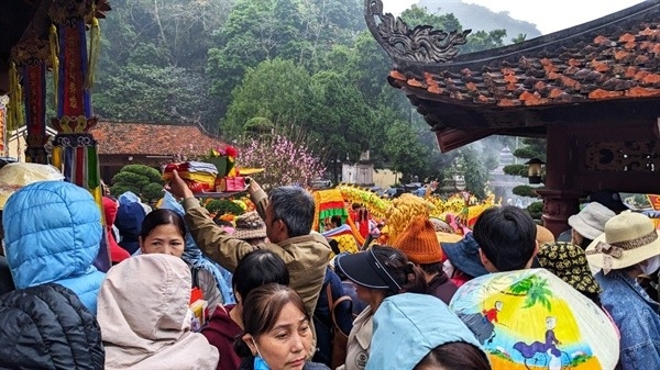 Theo Cục Văn hóa cơ sở, để công tác quản lý, tổ chức lễ hội ngày càng an toàn, văn minh cần phải bền bỉ hơn nữa trong việc "gạn đục khơi trong". Trong ảnh: Du khách trong lễ khai hội Chùa Hương - Hà Nội. Ảnh: LÊ SƠN