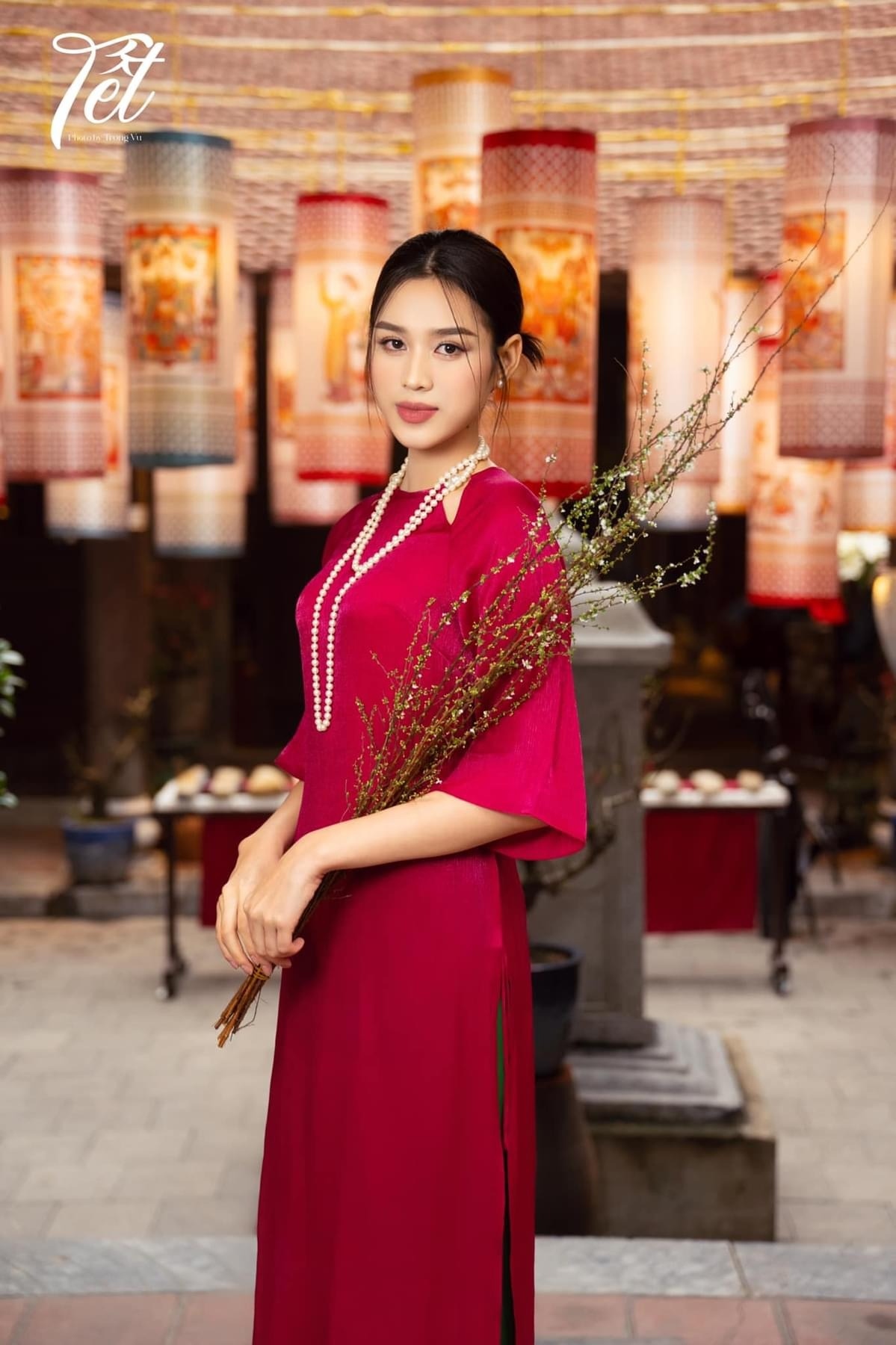 Những ngày qua, mạng xã hội lan truyền tin đồn Hoa hậu Đỗ Thị Hà hẹn hò thiếu gia một tập đoàn lớn. Thông tin này khiến cư dân mạng bất ngờ bởi trước đó, người đẹp quê Thanh Hóa chưa từng xác nhận thông tin có bạn trai. Tối 18/2, phía công ty quản lý Đỗ Thị Hà thông tin không thể xác nhận chuyện hẹn hò của người đẹp quê Thanh Hóa. Đơn vị này chia sẻ: “Những ngày vừa qua trên mạng xã hội có những thông tin về chuyện hẹn hò của Hoa hậu Đỗ Thị Hà. Từ phía công ty chủ quản, chúng tôi không thể xác nhận thông tin hẹn hò, vì đây là việc cá nhân của Hà”. (Theo: Thanh Niên)