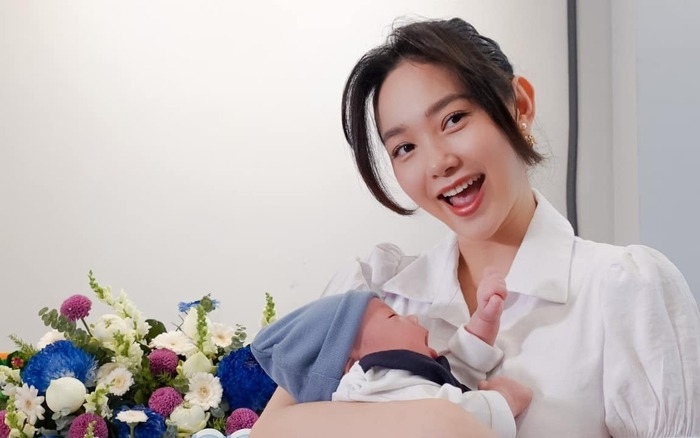 Sau đám cưới xa hoa với chồng doanh nhân, Minh Hằng luôn nhận được sự quan tâm của khán giả về cuộc sống hôn nhân. Minh Hằng cho biết, cô nhận được lời cầu hôn từ ông xã vào ngày 3/3/2021. Với nhiều người, đồng ý lời cầu hôn đồng nghĩa với việc "đặt nửa chân vào tờ giấy hôn thú". Tuy nhiên, Minh Hằng tiết lộ hai vợ chồng tổ chức đám cưới, sinh con xong thì mới ra phường làm giấy đăng ký kết hôn. Người đẹp nói lý do một phần là vì có liên quan đến... "tâm linh" và cô muốn mọi thứ thật chắc chắn. (Theo: Dân trí)