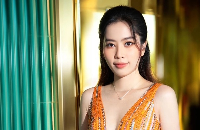Trên sóng livestream vào tối 26/2, Nam Em thông báo đã nhận được giấy triệu tập từ Sở Thông tin Truyền thông TPHCM, yêu cầu có mặt để làm việc vào ngày 28/2. Người đẹp cho biết nội dung trong giấy mời muốn cô xác minh toàn bộ các tài khoản mạng xã hội. Ngoài ra, cô cũng không biết bản thân sắp đối mặt với những gì. Theo lời chia sẻ từ Nam Em, cô có thể sẽ bị phạt hành chính. Người đẹp buồn bã cho biết bản thân không sai nhưng đã chọc vào "ổ kiến lửa" nên phải chịu. 