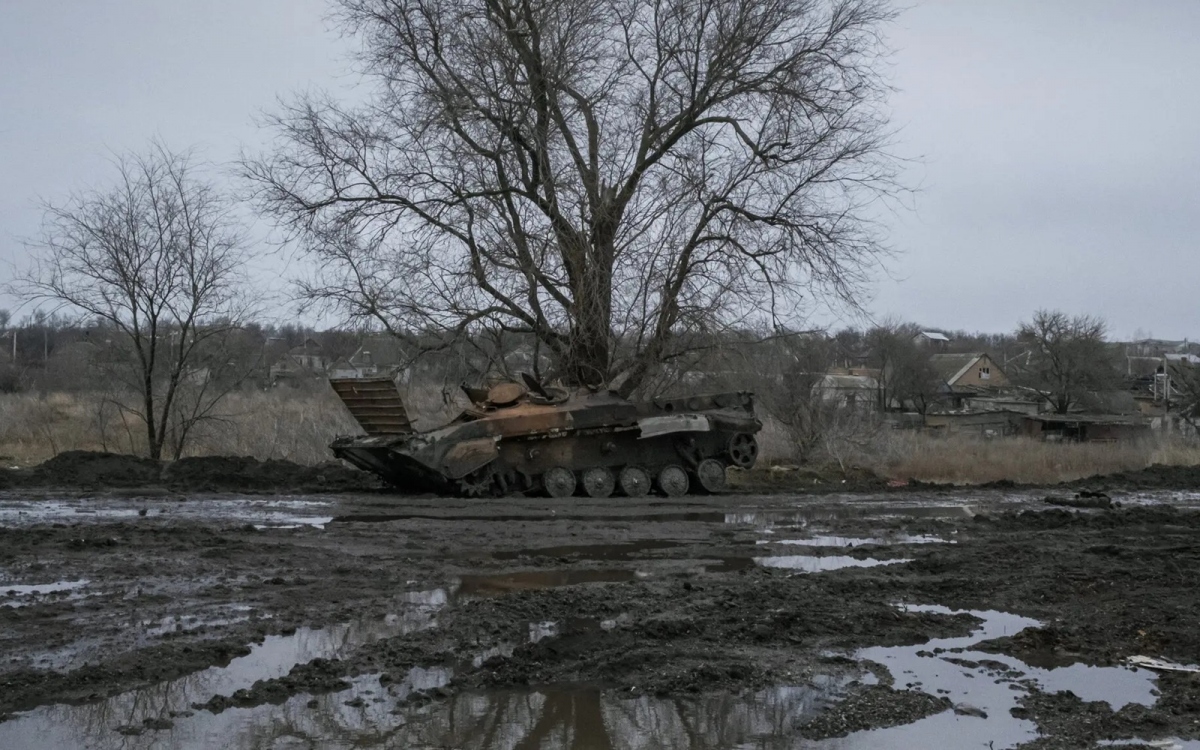 Một xe thiết giáp Ukraine bị phá hủy nằm lại trên bùn lầy ở ngoại vi thị trấn Orikhiv, nơi từng là trung tâm chỉ huy cho chiến dịch phản công Ukraine vào mùa hè 2023 nhưng giờ bị bỏ hoang.