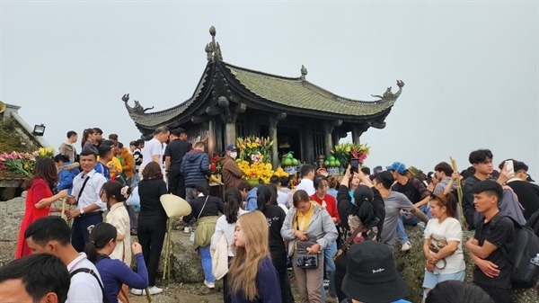 Chưa đến ngày khai hội nhưng tại chùa Đồng (Khu di tích danh thắng Yên Tử - Quảng Ninh) thu hút lượng lớn du khách thập phương