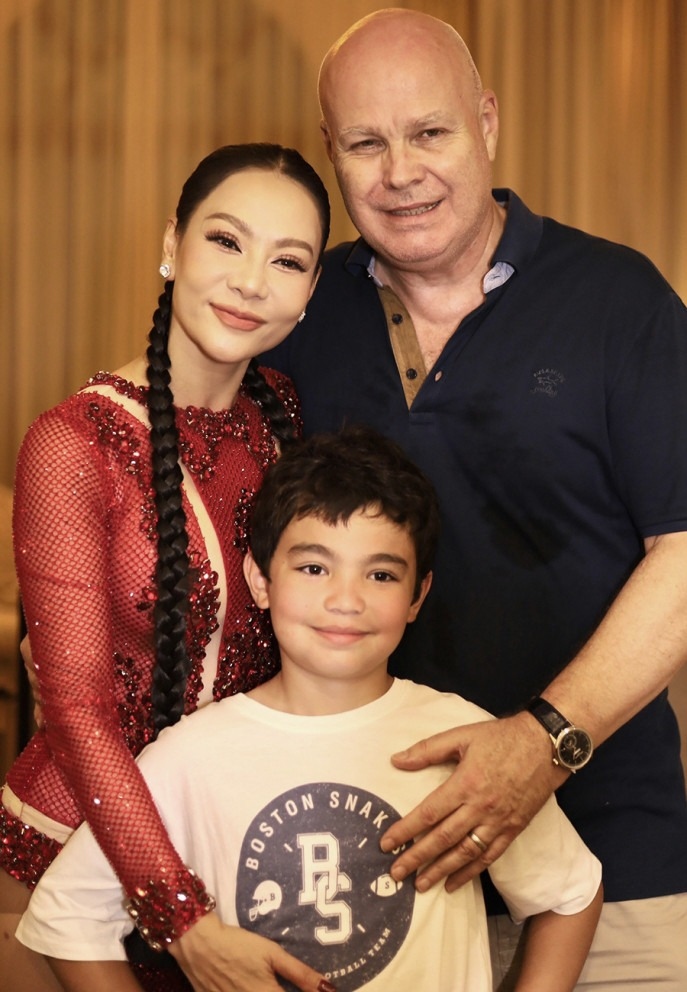 Hơn 10 năm kết hôn, Thu Minh và chồng doanh nhân người Hà Lan - Otto vẫn ngọt ngào. Ca sĩ thấy may mắn vì có điểm tựa vững chắc, khiến cô thấy viên mãn ở tuổi 46. (Theo: Vietnamnet)