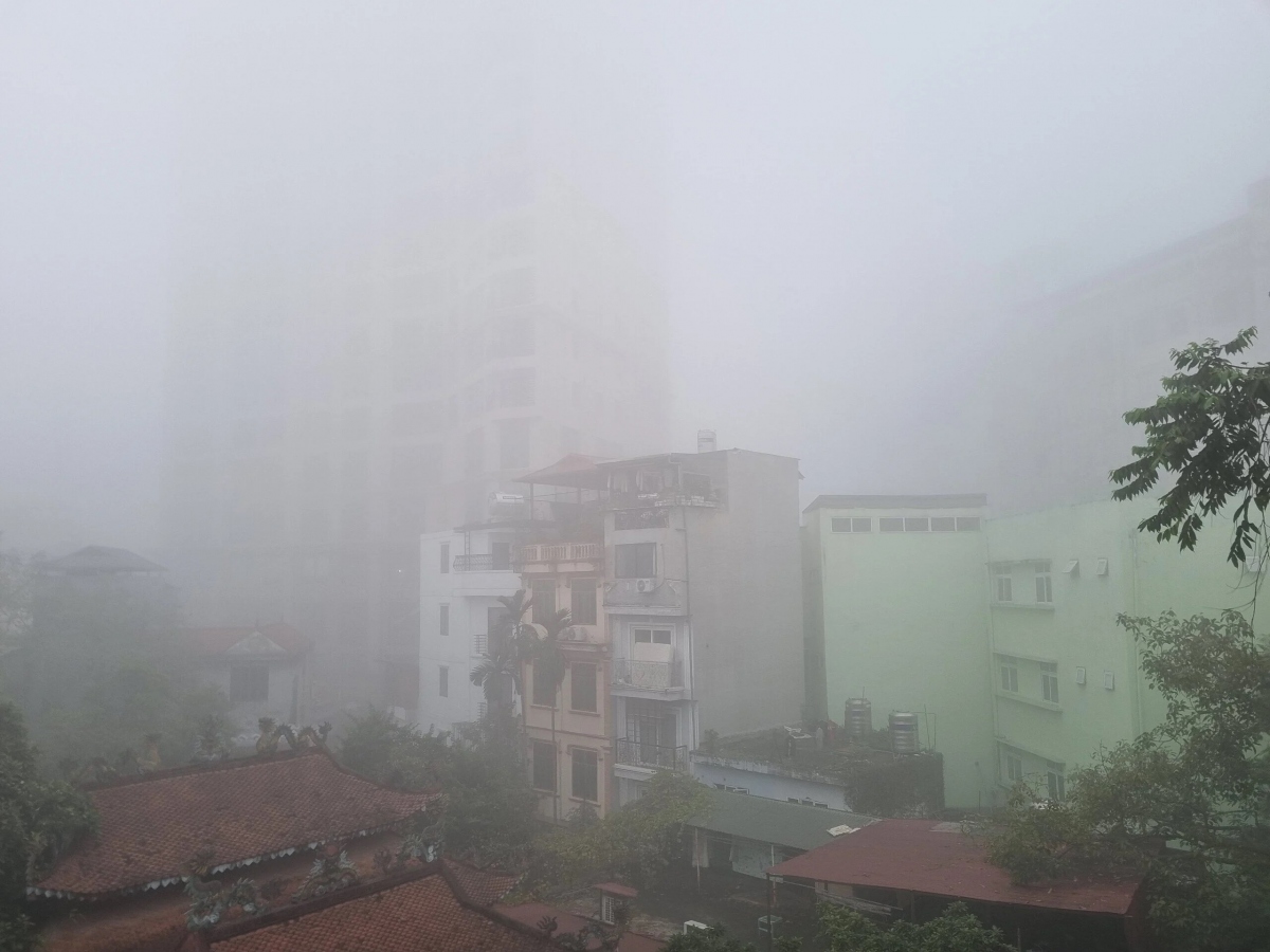 Cả thành phố như bị “nuốt chửng” trong màn sương dày đặc khiến nhiều người ví von Hà Nội như Sapa, Tam Đảo… (Ảnh: Bảo Bảo)