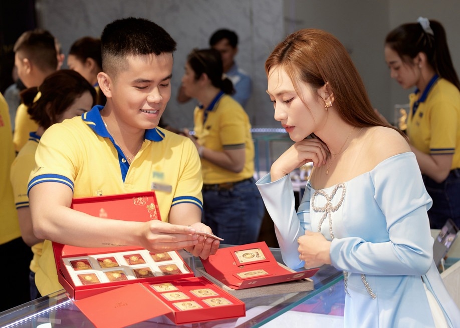 Phương Anh Đào, nữ diễn viên đóng vai Mai trong phim cùng tên của Trấn Thành đang lập kỷ lục doanh thu bị bắt gặp đi mua vàng vào Ngày Thần Tài 10 tháng Giêng âm lịch. Nữ diễn viên mặc áo dài xanh trẻ trung khoe vai trần gợi cảm và nhan sắc tươi tắn. Cô hạnh phúc khi được nhân viên tư vấn nhận ra mình chính là người đóng vai Mai trong phim kỷ lục doanh thu của Trấn Thành. (Theo: Vietnamnet)