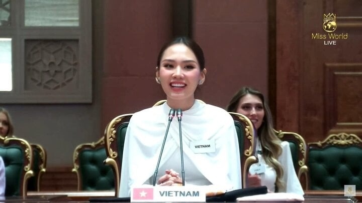 Mới đây, Hoa hậu Mai Phương đã có những chia sẻ về tình hình sức khoẻ khi tham gia cuộc thi Miss World 2024 tại Ấn Độ. Người đẹp cho biết do tình hình thời tiết ở Ấn Độ rất lạnh, các thí sinh đều gặp vấn đề về sức khoẻ, trong đó có Mai Phương. Trước thông tin này, người hâm mộ lo lắng đại diện Việt Nam sẽ gặp khó khăn ở chặng nước rút. Ngay lập tức, Mai Phương trấn an người hâm mộ. Cô cho biết ban tổ chức rất chu đáo, chăm sóc rất kĩ, ngoài ra các thí sinh cũng quan tâm lẫn nhau nên người đẹp đang cố gắng khoẻ lại. (Theo: VTC News)