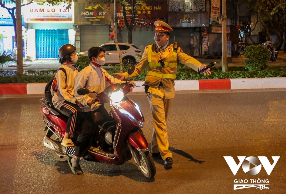Nhiều trường hợp bất khi thấy lực lượng chức năng đã chấp nguy hiểm quay đầu bỏ chạy vào đường ngược chiều.