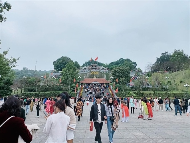 Khách hành hương về di tích Đền Cửa Ông dịp đầu Xuân Giáp Thìn 2024