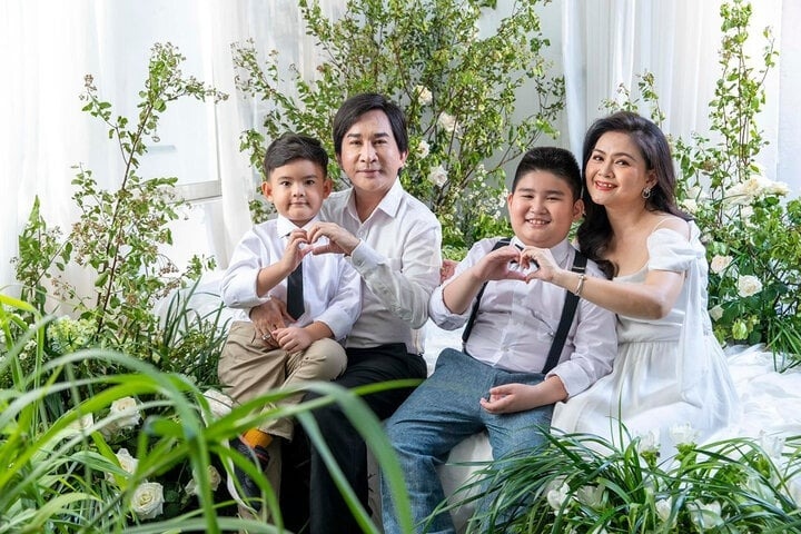 Sau 2 cuộc hôn nhân đổ vỡ và có 3 người con riêng, NSƯT Kim Tử Long kết hôn với Trinh Trinh, cháu ruột của NSND Thanh Tòng. Cuộc hôn nhân của họ từng vấp phải nhiều lời ra tiếng vào khi Trinh Trinh bị mỉa mai là "đào mỏ", lấy “vua cải lương” cũng vì danh tiếng và tiền bạc. (Theo: VTC News)