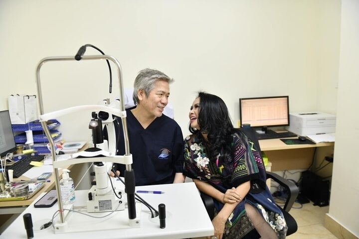 Nhân ngày Thầy thuốc Việt Nam, diva Thanh Lam nhắn nhủ những lời ngọt ngào tới bạn trai: "Chúc mừng anh. Mong anh luôn yêu đời, yêu người, mang đôi tay và khối óc thắp sáng cho cuộc đời. Xin được gửi lời chúc mừng đến toàn thể các y bác sĩ luôn khoẻ mạnh và hạnh phúc, thật nhiều năng lượng". (Theo: VTC News)