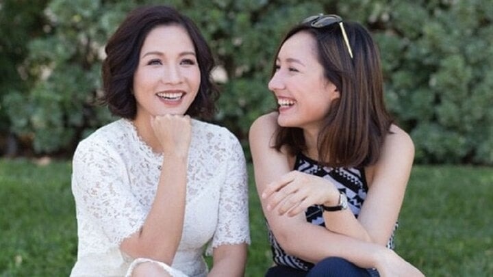 Diva Mỹ Linh kết hôn với nhạc sĩ Anh Quân sau khi anh đã đổ vỡ hôn nhân và có 1 cô con gái riêng. Suốt nhiều năm qua, nữ ca sĩ đối xử với con riêng của chồng như con ruột, thường xuyên xuất hiện đầy tình cảm với Anna. Trên trang cá nhân, Mỹ Linh nhớ lại khoảnh khắc lần đầu gặp con gái riêng của chồng. Chị cho hay, khi đó Anna mới 3 tuổi, có đôi mắt to và  rất "sõi" tiếng Việt. (Theo: VTC News)