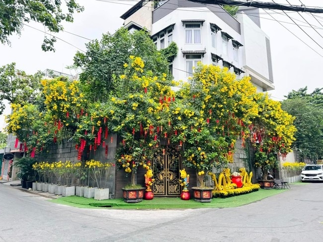 Mới đây, ca sĩ Đàm Vĩnh Hưng đã đăng tải những hình ảnh về ngôi biệt thự của anh trong dịp Tết Giáp Thìn 2024. Như thường lệ, giọng ca Say tình dành nhiều tâm huyết trang hoàng nhà cửa, làm mới không gian sống. Với Đàm Vĩnh Hưng, đây không chỉ là niềm vui mỗi dịp cuối năm mà còn là nơi để người hâm mộ xa gần, hàng xóm láng giềng ghé thăm, chụp hình kỷ niệm. (Theo: Dân Việt)