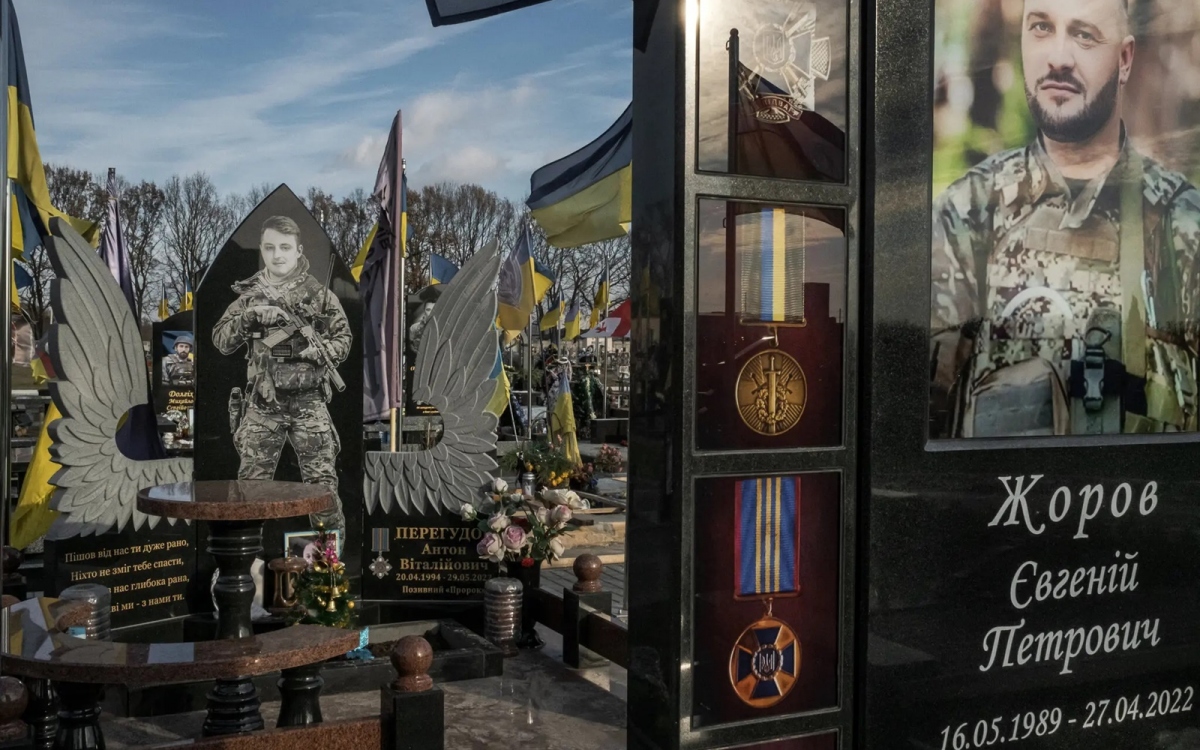 Những ngôi mộ của những người lính Ukraine trong khu quân sự của nghĩa trang tại Brovary ở miền Bắc Ukraine.