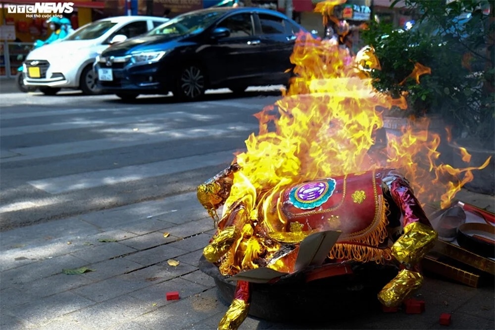 Việc đốt vàng mã ngay trên vỉa hè có thể gây nguy hiểm. (Ảnh: Nguyễn Đức)
