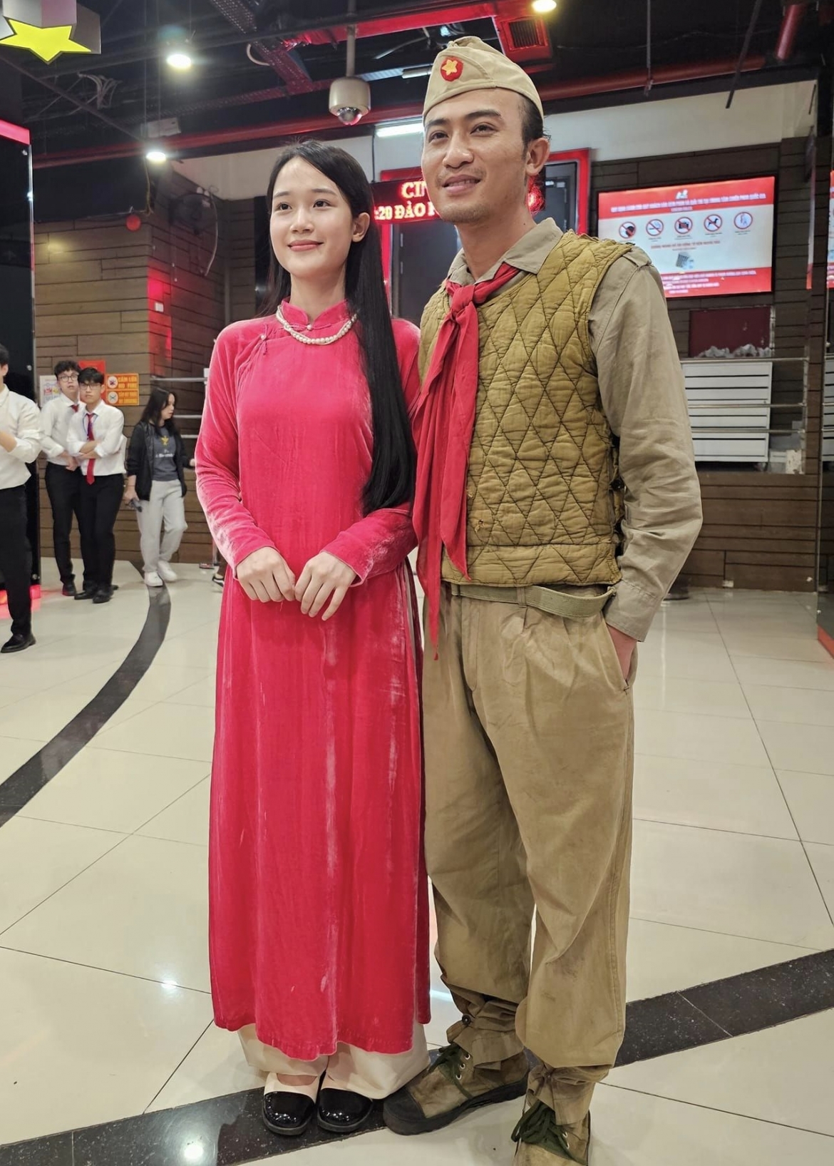 Doãn Quốc Đam và Cao Thùy Linh - hai diễn viên chính của "Đào, phở và piano" xuất hiện tại Trung tâm chiếu phim quốc gia chiều nay (21/2)