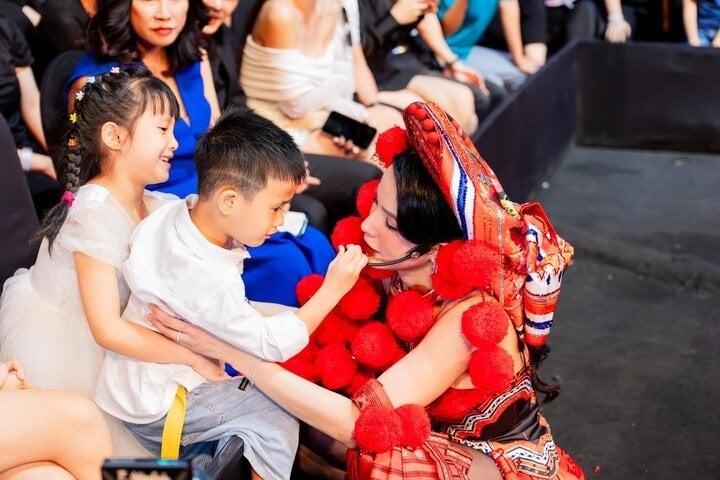 Hai con đến cổ vũ Diệp Lâm Anh tại "Chị đẹp đạp gió rẽ sóng".